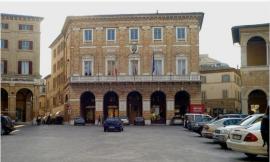 Macerata, il palazzo comunale diventa viola contro I tumori al pancreas