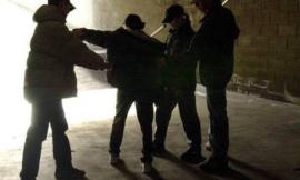 Decine di adolescenti si danno appuntamento sui social per fare una rissa