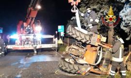Scontro, Trattore si rovescia, strada chiusa per ore