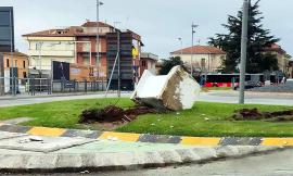 Civitanova, ennesima auto sulla Madonnina: in molti chiedono di spostarla