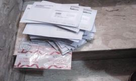Postino abbandona la corrispondenza sulle scale: scatta l'ira social