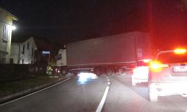 Manovre e traffico bloccato, pur di entrare nella stradina vietata