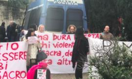 Processo Oseghale, caos fuori dal tribunale: convocato il Comitato per l'ordine e la sicurezza