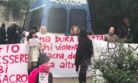 Offese davanti al Tribunale di Macerata, PD: "Uno spettacolo indegno e allucinante"