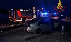 Incidente a Scossicci: intervengono i vigili per estrarre il conducente dall'auto