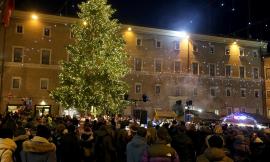 Macerata, acceso l'albero di Natale