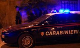 Ruba i loro cellulari e chiede il riscatto, arrestato