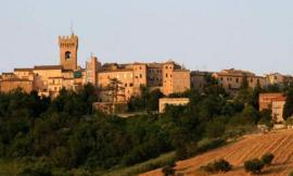 Le chiede di sposarlo a casa di Silvia: la città di Leopardi si tinge di romanticismo