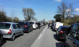 Cade con lo scooter: incidente in superstrada tra Montecosaro e Morrovalle