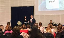 Civitanova, il fotoamatore Andrea Giandomenico ha incontrato gli studenti per parlare di viaggi e fotografie