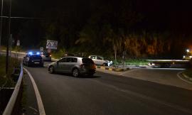 Carambola all'incrocio, segnaletica divelta e auto distrutte