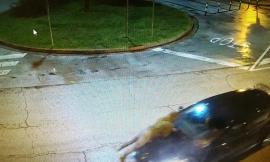 Civitanova Marche, si appende all'auto in corsa della ex: denunciato per stalking (VIDEO)