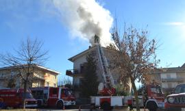 Incendio in un'abitazione, vigili del fuoco a lavoro da ore (FOTO E VIDEO)