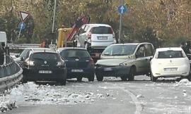 Curva ghiacciata, carambola di cinque auto (FOTO)