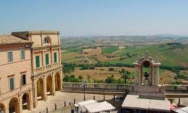 Treia, a teatro si ride con: "Dove vai tutta nuda?"