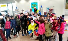 Nell'ufficio postale di Civitanova si rinnova la tradizione delle letterine a Babbo Natale