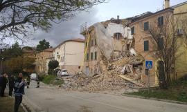 Crolla edificio, Vigili del Fuoco al lavoro (FOTO e VIDEO)