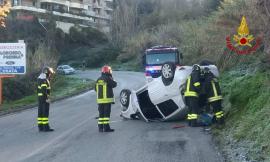 Macerata, auto si ribalta lungo via Valenti: il conducente ne esce illeso (FOTO)