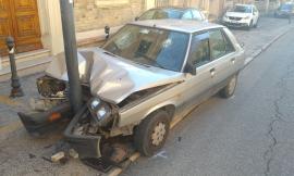 Macerata, si schianta contro il palo della luce: coinvolte due persone - FOTO