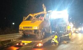 Incidente in superstrada: furgone si ribalta in mezzo alla carreggiata (FOTO)