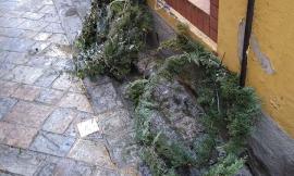 Vandalismo nella notte a Tolentino: distrutte le luminarie dei negozi in pieno centro
