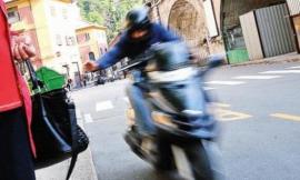 Civitanova, a bordo di uno scooter tentano di strappare la borsa ad una donna facendola cadere
