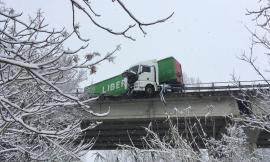 Incidente SS77, Camion in bilico sul cavalcavia rischia di cadere nel vuoto (FOTO e VIDEO)