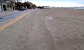 Civitanova, la sabbia sulla ciclabile divide i social: "prendete una pala invece di fare video"
