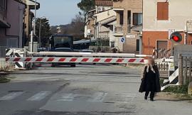 Montecosaro, passaggio a livello in tilt: treno fermo per 30 minuti nelle campagne