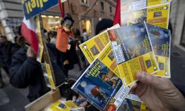 Pedinato e spiato ovunque, sbotta su Facebook "Non ho vinto io la lotteria!"