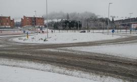 Forte nevicata in corso a Tolentino: strade imbiancate (FOTO)