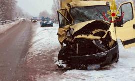 Camerino, strada innevata: incidente tra due mezzi pesanti, uno trasportava ossigeno