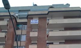 Compare lo striscione: "Noi siamo tutti Carlo". Commuove la storia del bimbo in affidamento