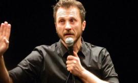 Il pubblico in prima fila lo infastidisce: Giorgio Montanini interrompe lo spettacolo