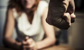 Donna violentata e maltrattata dal compagno: trovate armi nell'appartamento dell'uomo