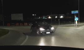 Civitanova, auto contromano in rotatoria (VIDEO)