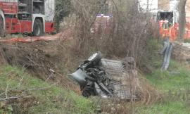 Finisce fuori strada lungo la Provinciale 78. Grave un uomo: trasportato a Torrette con l'eliambulanza. (FOTO)