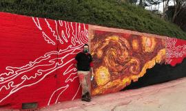 Montecosaro, il murale davanti la chiesa del 1400 che divide i cittadini