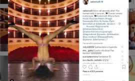 Recanati, acrobazie in topless per Naike Rivelli sul palco del teatro Persiani (VIDEO)