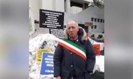 Cingoli, il sindaco Saltamartini scarica un blocco di neve davanti alla sede della Regione (VIDEO)