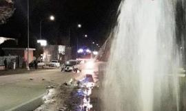 Getto di quattro metri dopo un incidente stradale: giovane scardina tubazione d'acqua