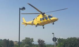 Montelupone, finisce con l'auto contro un albero: trasportato a Torrette
