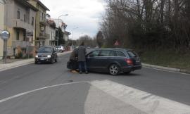 Montecosaro, scontro tra due auto all'incrocio di via Marche: interviene il carro attrezzi (FOTO)