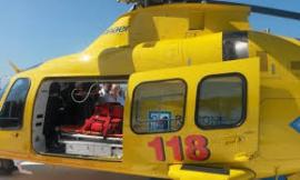 Macerata, scontro in via Urbino. Furgone finisce in un cortile: uomo trasportato a Torrette