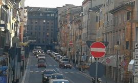 Macerata, lampioni impazziti lungo Corso Cairoli: il viale diventa una discoteca (VIDEO)