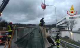 Cingoli, si ribalta un rimorchio carico di polli: intervengono i Vigili del fuoco (FOTO)