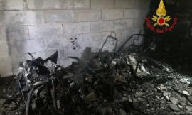Macerata, auto in fiamme in un garage: evacuata palazzina (FOTO)