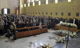 In centinaia al funerale del medico Lorenzo, la mamma:  "Ha sempre pensato agli altri"