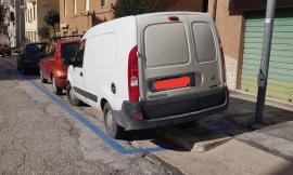 Parcheggi blu sul marciapiede in via Ugo Foscolo. Se vengo multato, devo pagare?