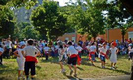 Li Matti de Montecò nelle scuole: il gruppo folk racconta la storia contadina ai bimbi